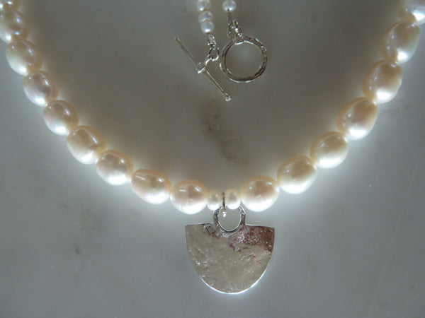 shield/freshwater pearl necklace natural