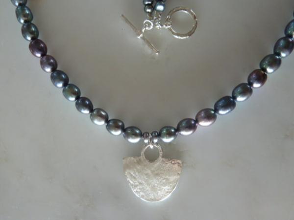 shield/freshwater pearl necklace peacock