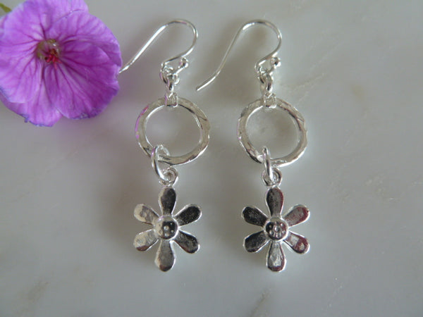 silver small circle & daisy earrings
