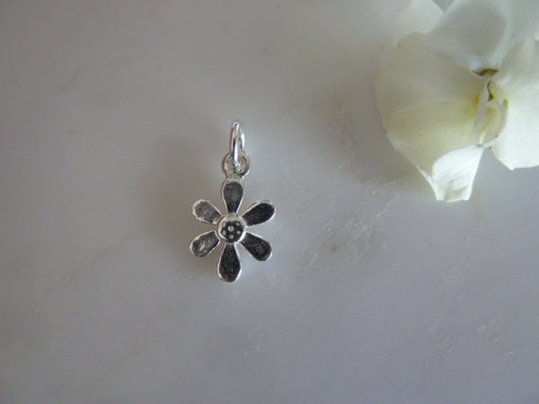 silver daisy pendant